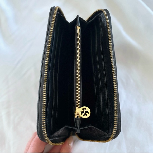 Tory Burch | Stacked T Zip Continental Wallet in Black - Picture 6 of 12